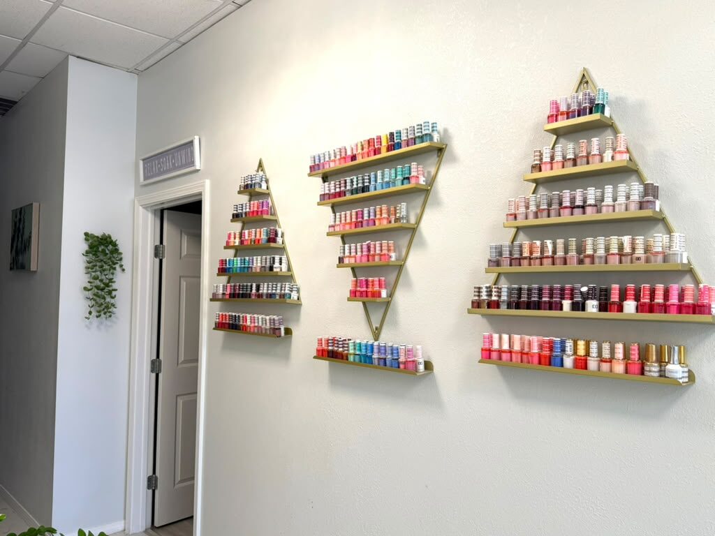 Exhibidor de esmaltes en forma de pirámide